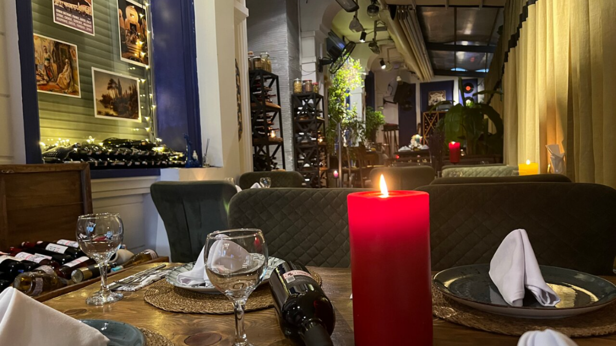 Looking for the ideal spot among alcohol restaurants near me? Discover venues that perfectly blend flavorful dishes with expertly crafted drinks, offering much more than just a meal. Whether it’s an intimate evening sipping on fine wines, a lively night out enjoying signature cocktails, or a casual gathering with friends over local brews, the right restaurant sets the tone for an unforgettable experience.